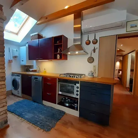 Daire Old Town Attic Appartament